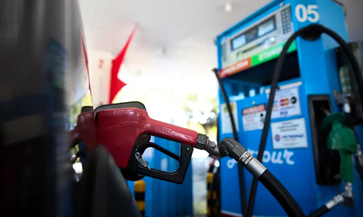 Tributos da gasolina são zerados e subsídios a combustíveis, ampliados