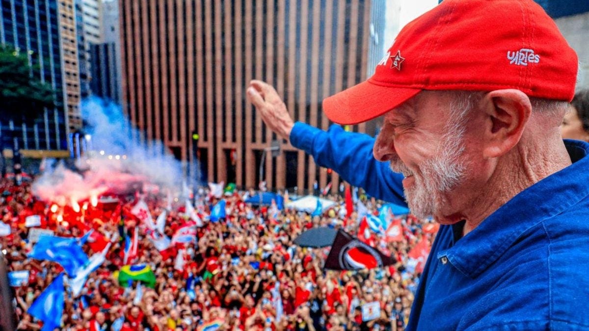 Lula diz que deve eventual vitória ao "exército" da democracia