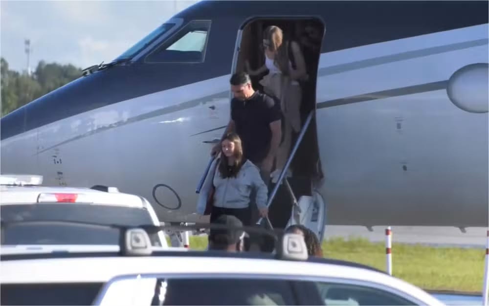 Flávio Bolsonaro desembarca em Miami após deixar o Brasil contra ordem do STF