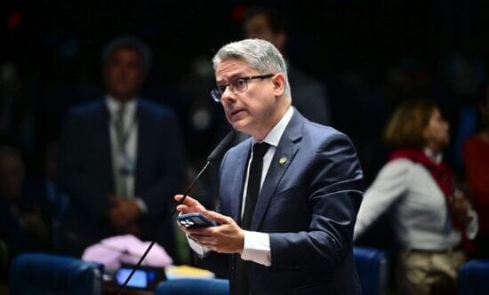 Alessandro critica Flávio por se declarar presidente eleito do Brasil