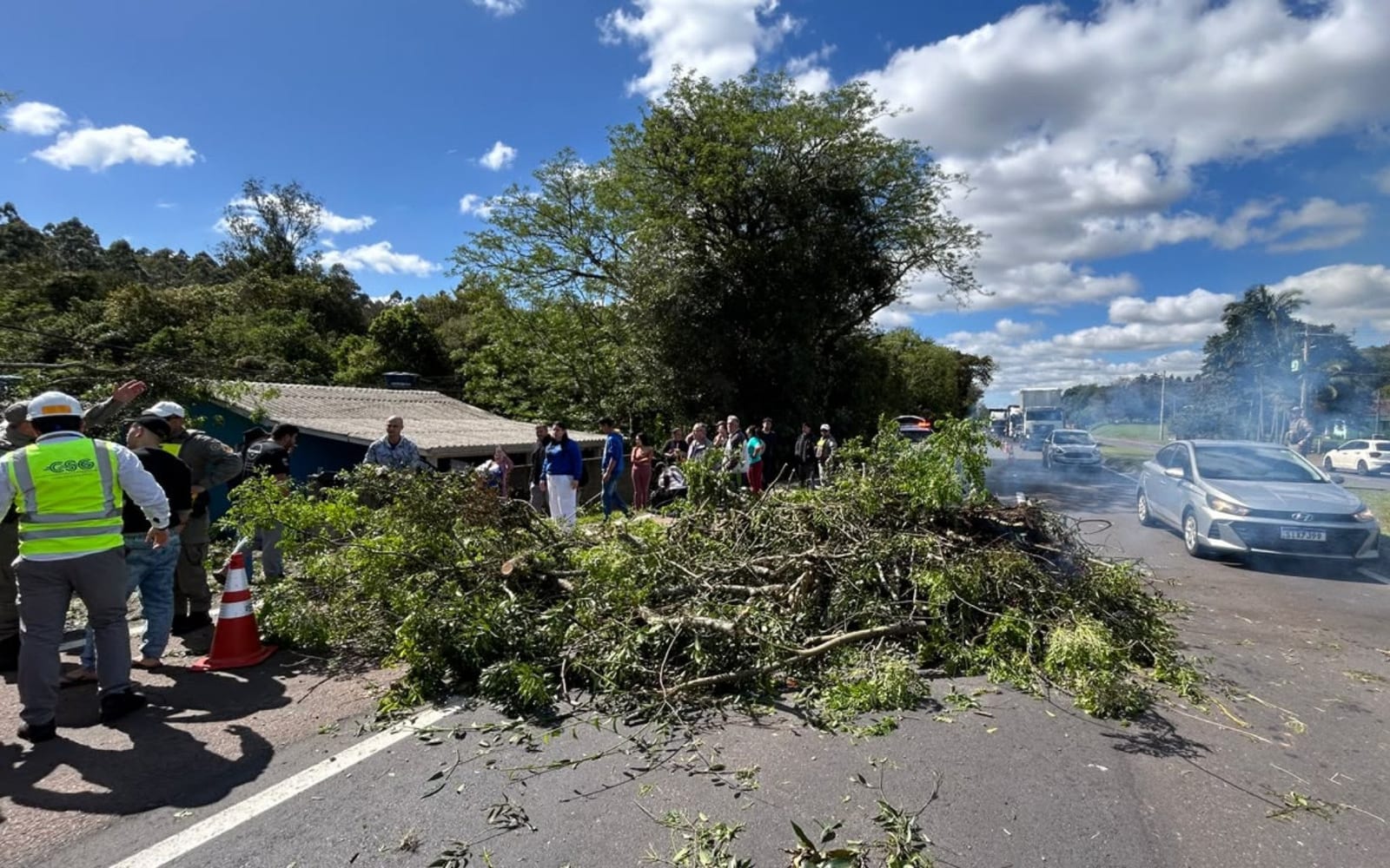 Protesto por falta de luz interdita RS-122 e cria 5 km de congestionamento