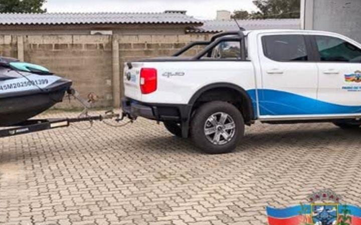 Passo de Torres entrega caminhonete 4×4 à Secretaria de Pesca
