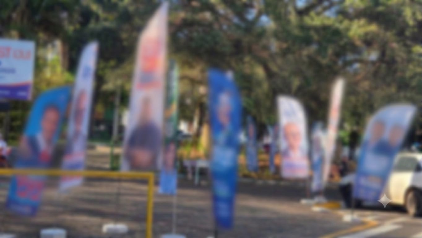 Wind banners eleitorais prejudicam visibilidade em cruzamentos de Ijuí