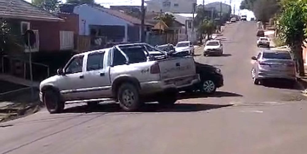 Acidente entre três carros deixa um ferido no cruzamento das ruas Marcílio Dias e Roberto Danzmann