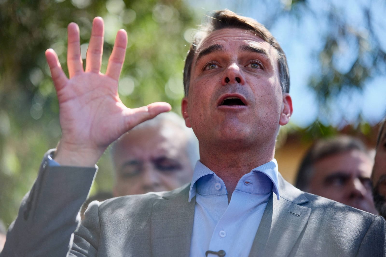 Flávio assume o sobrenome ao revelar seu programa
