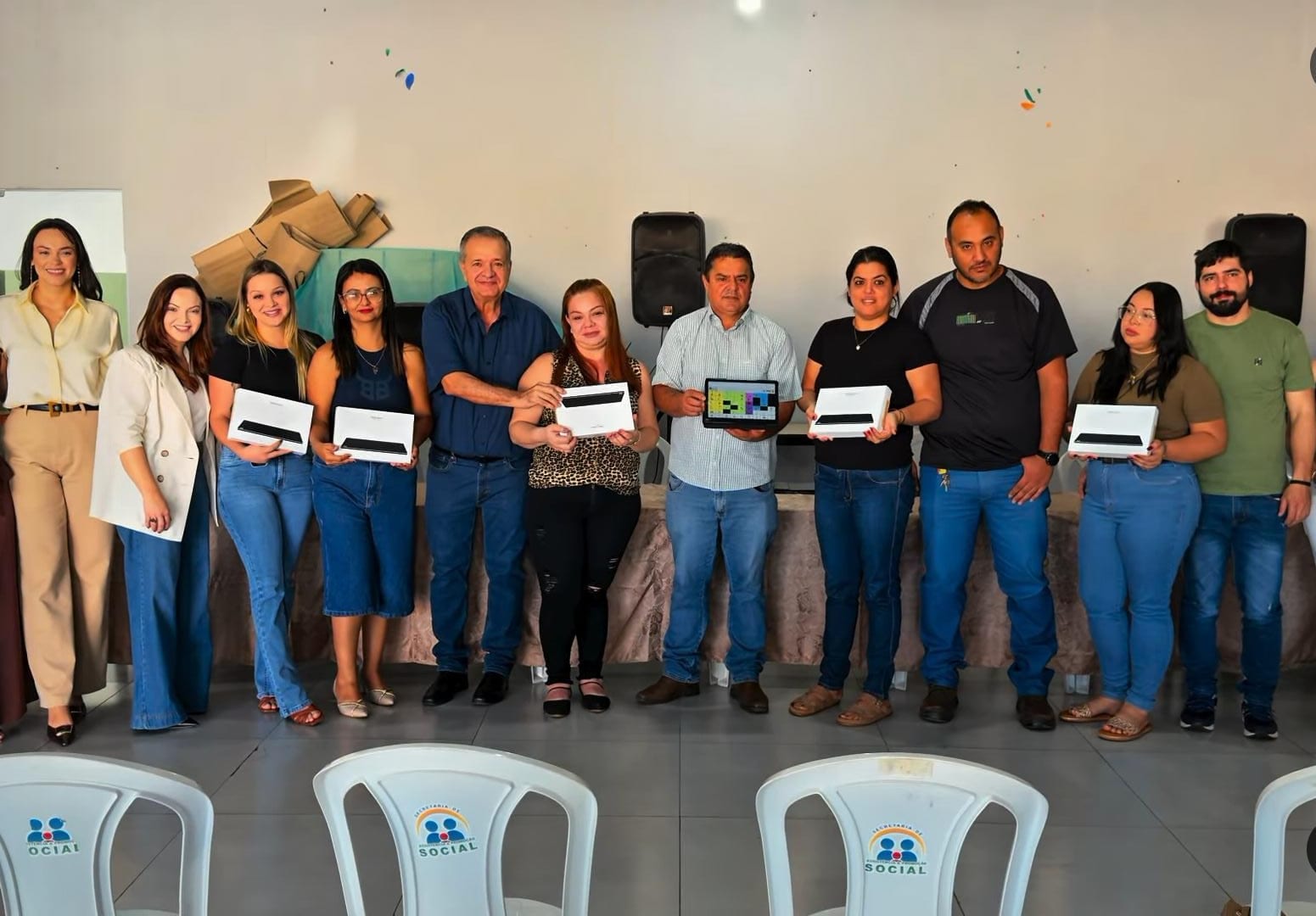 Prefeitura de Caiapônia entrega tablets ao Projeto TEA