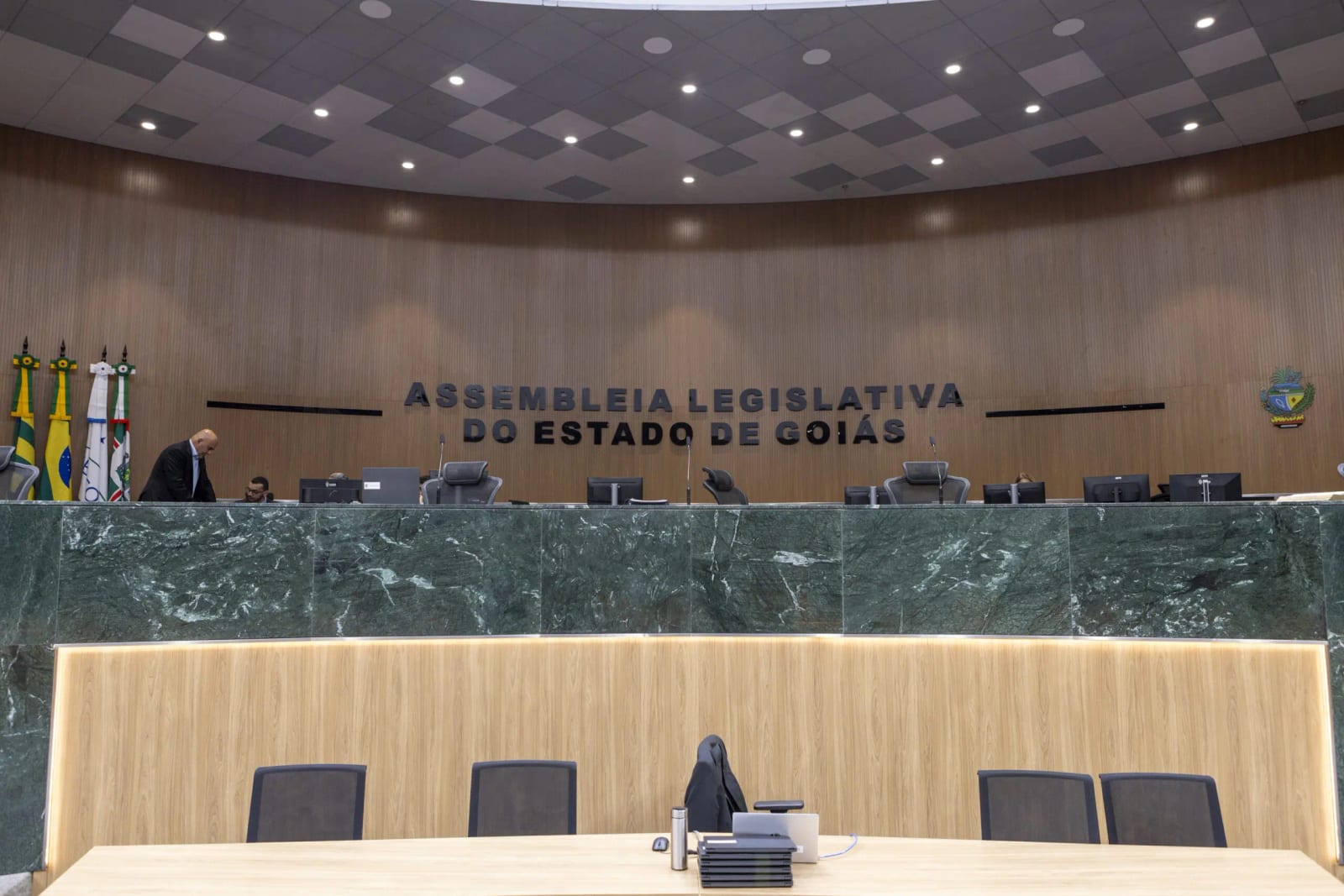 Cinco deputados eleitos articulam pela presidência da Alego