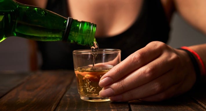 Consumo abusivo de álcool entre mulheres dobra desde 2006 e triplica em 40 anos
