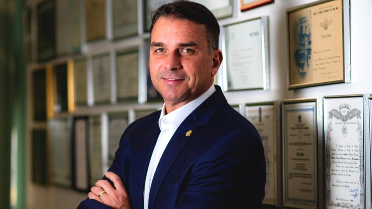 “É o fim da era do PT”, diz Flávio Bolsonaro após terminar 1º turno à frente de Lula