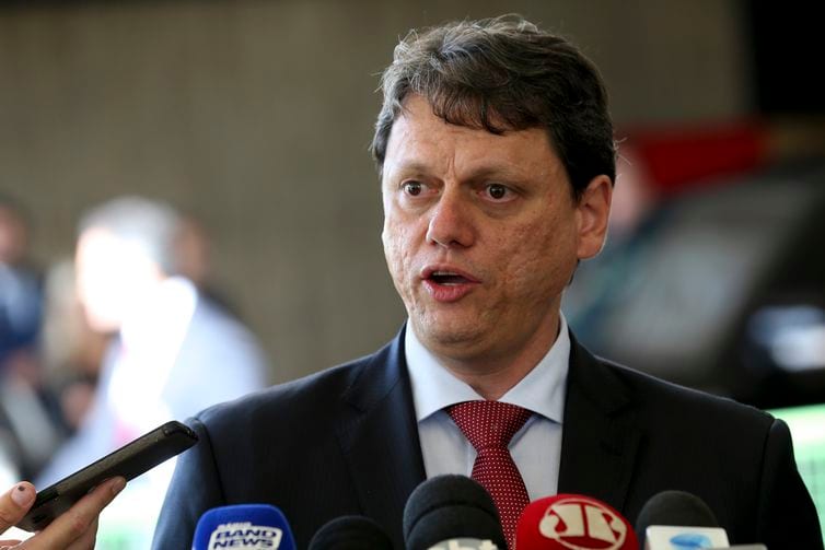 Tarcísio diz que aconselhou Flávio Bolsonaro a não sair do Brasil após derrota para Lula