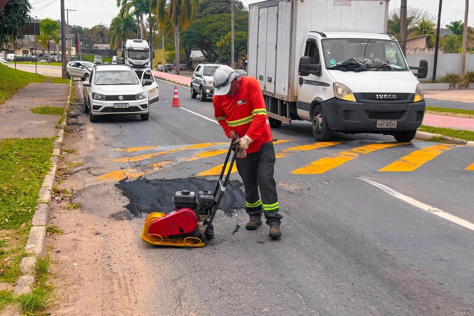 Prefeitura faz operação tapa-buracos na Avenida Laércio José Gothardo