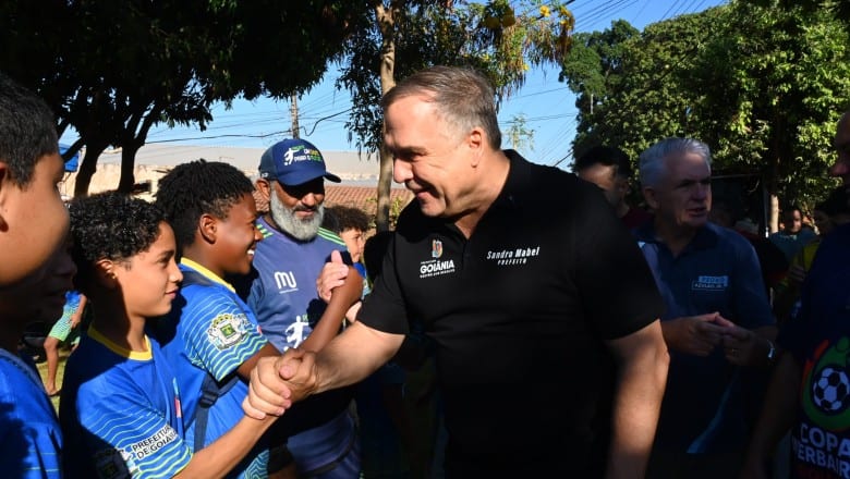 Campo do Buracão reaberto com grama sintética e LED; investimento R$ 400 mil