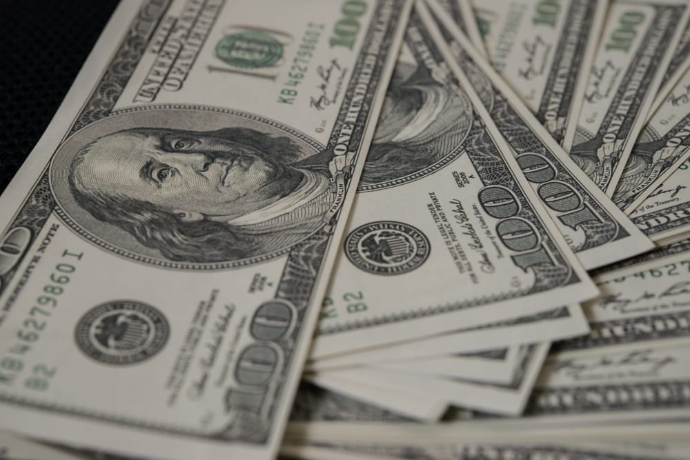 Dólar despenca e Bolsa dispara após Flávio Bolsonaro vencer primeiro turno
