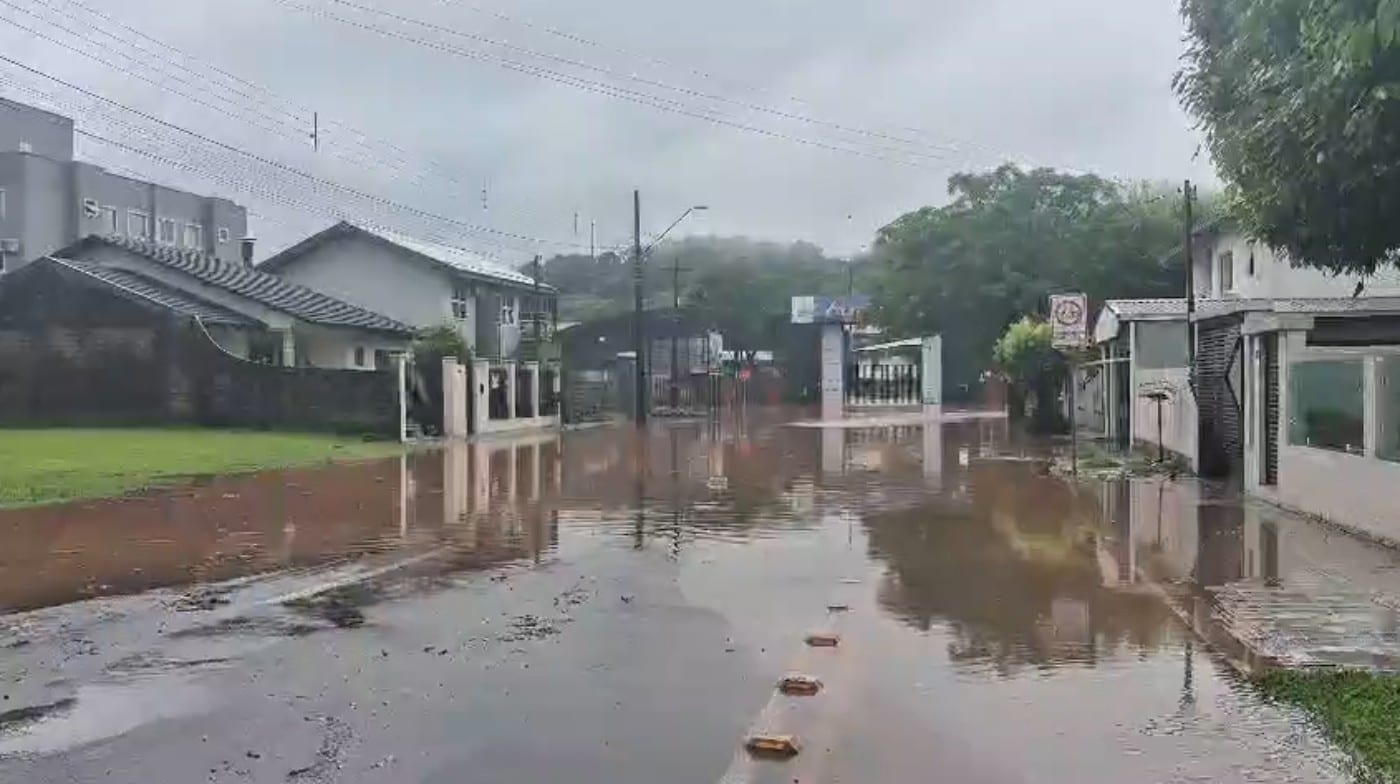Ruas de cidade do Paraná alagam após 120 mm de chuva em sete horas
