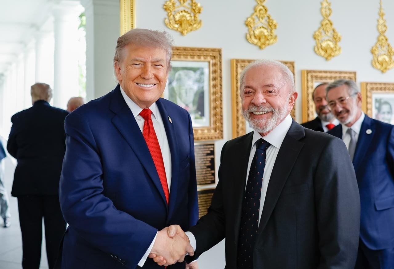 Trump questiona eleição brasileira sem apresentar provas e diz gostar de Lula
