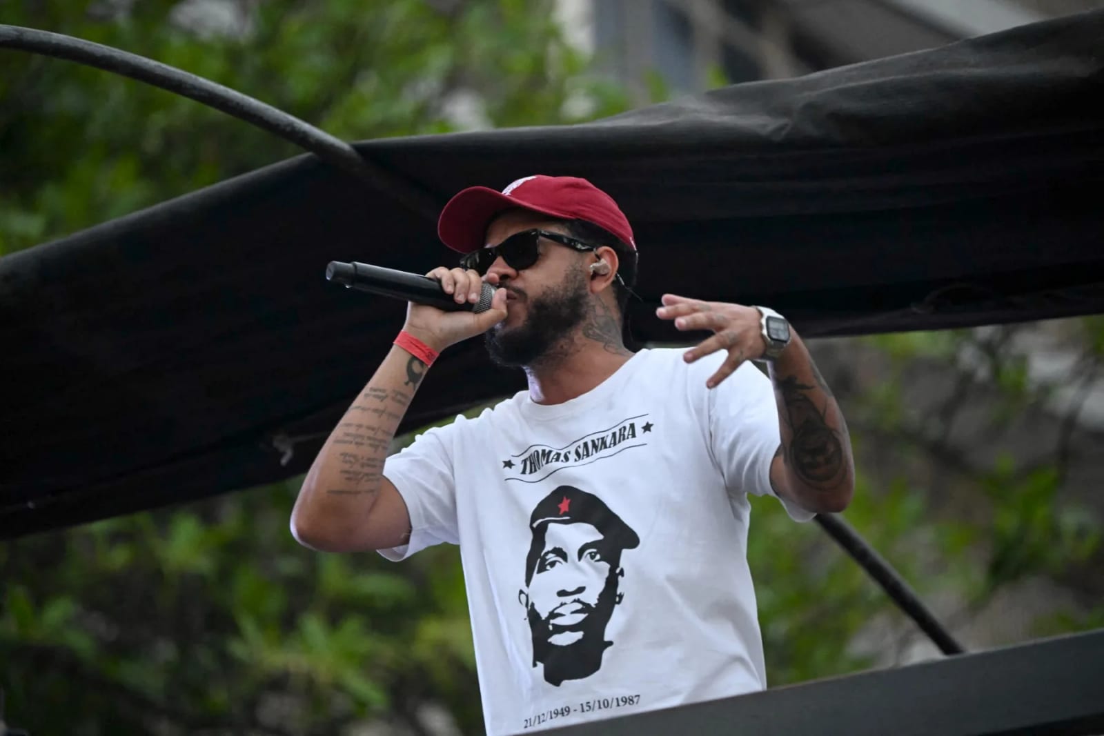 Emicida, Rashid e Karol Conká participam de ato musical em defesa da democracia na zona norte de SP