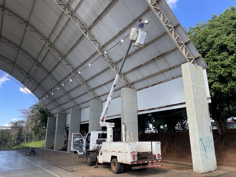 Prefeitura troca 78 lâmpadas do Centro Esportivo “Ruy Branco de Miranda” em Araras, SP