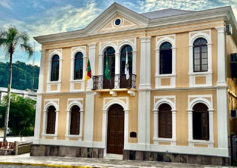 Reforma externa da sede da Prefeitura de Antônio Prado é inaugurada