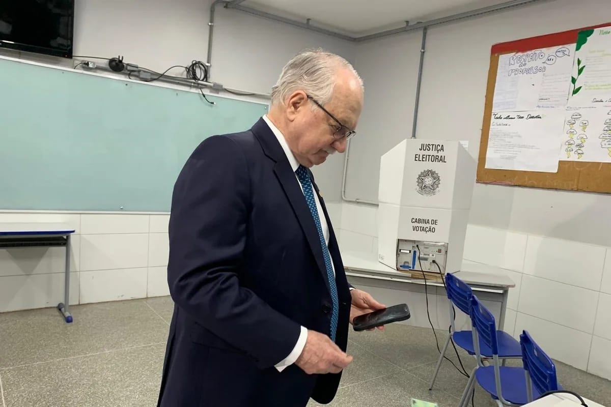 STF: Edson Fachin vota no 2º turno e prega "paz e tranquilidade ao Brasil"