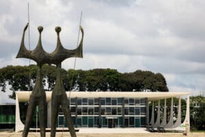 Proposta para reorganizar o sistema de Justiça e limitar poderes do STF