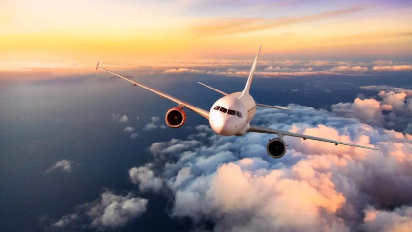 Fone, por favor! Veja os hábitos que mais irritam passageiros em aviões
