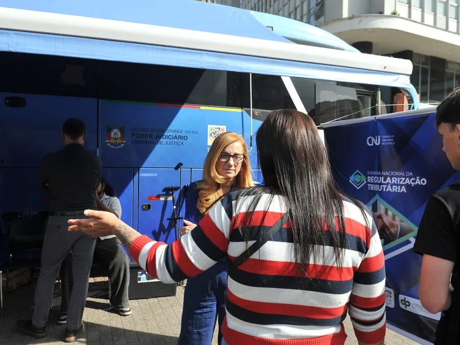 Ônibus do TJRS ajuda população a regularizar pendências tributárias em Porto Alegre