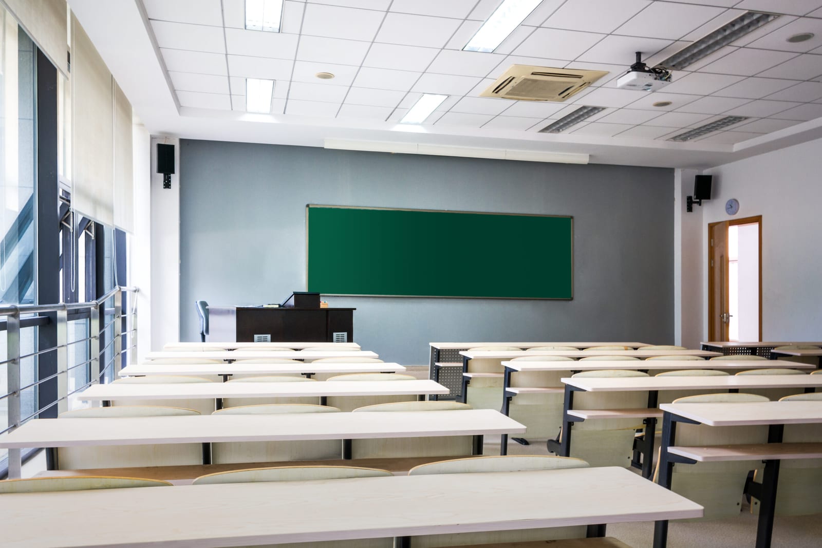 Universidade deve indenizar professor que ficou 20 meses sem aulas e sem salário