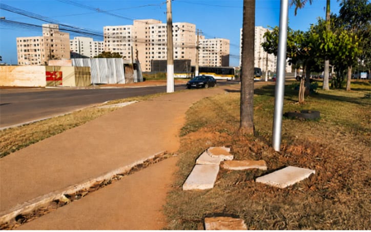 Ricardo Viana pede recuperação da calçada e troca de lâmpadas no Parque Rio Branco