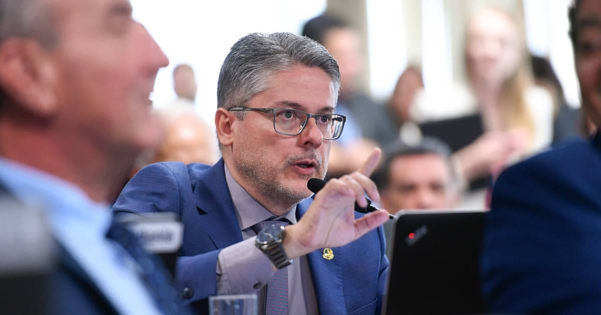 ‘Não existe liderança EAD’, diz senador e ex-delegado sobre fuga de Flávio