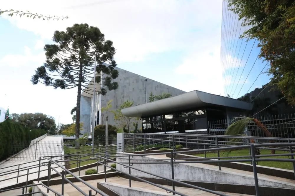 Projetos sobre classificação do tabaco, violência doméstica e taxas cartoriais estão na pauta da Assembleia Legislativa