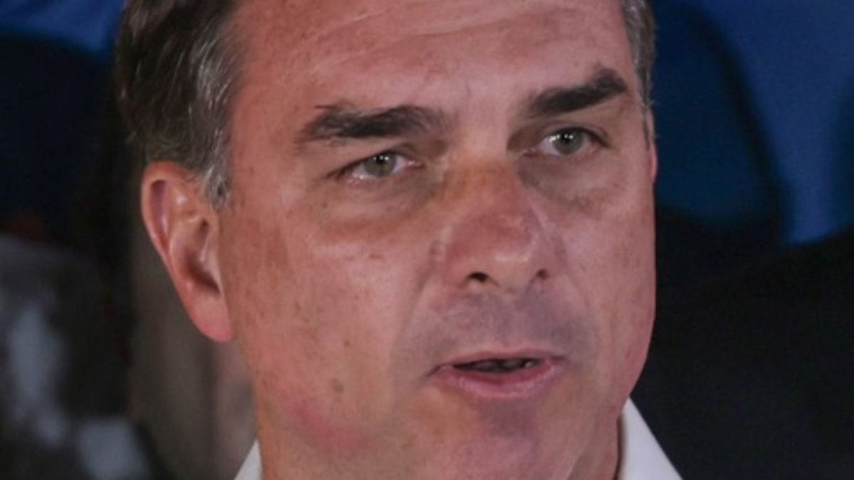 Flávio Bolsonaro pode deixar o Brasil rumo aos EUA? STF recebe pedido para apreender passaporte
