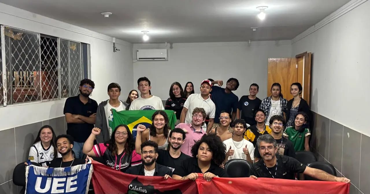 Estudantes ocupam Praça Universitária em Goiânia por permanência e direitos