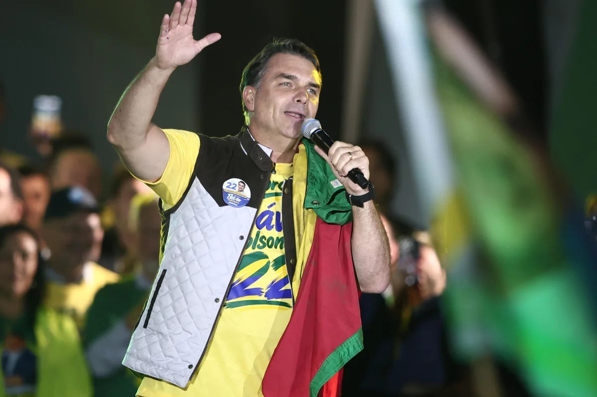 Flávio ajusta estratégia no segundo turno em busca de feito inédito: ocupar a Presidência já exercida pelo pai