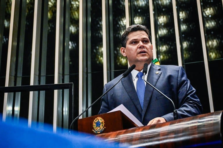 Alcolumbre sai em defesa de Moraes e cita envolvimento de Flávio Bolsonaro com Vorcaro