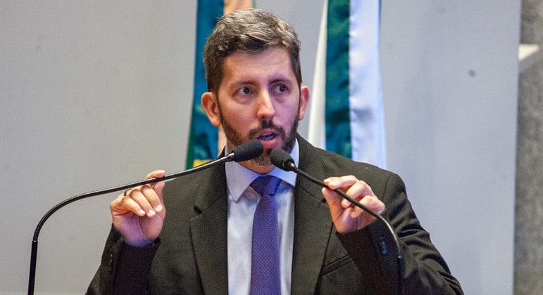 Grass convida eleitores de Arruda a apoiar sua candidatura após decisão do TSE