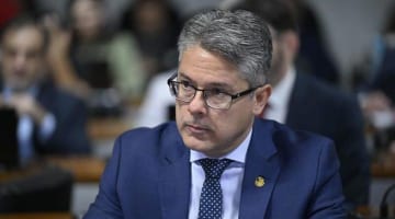 A bomba-relógio do Senado e o recado da “piauí” para Alessandro Vieira