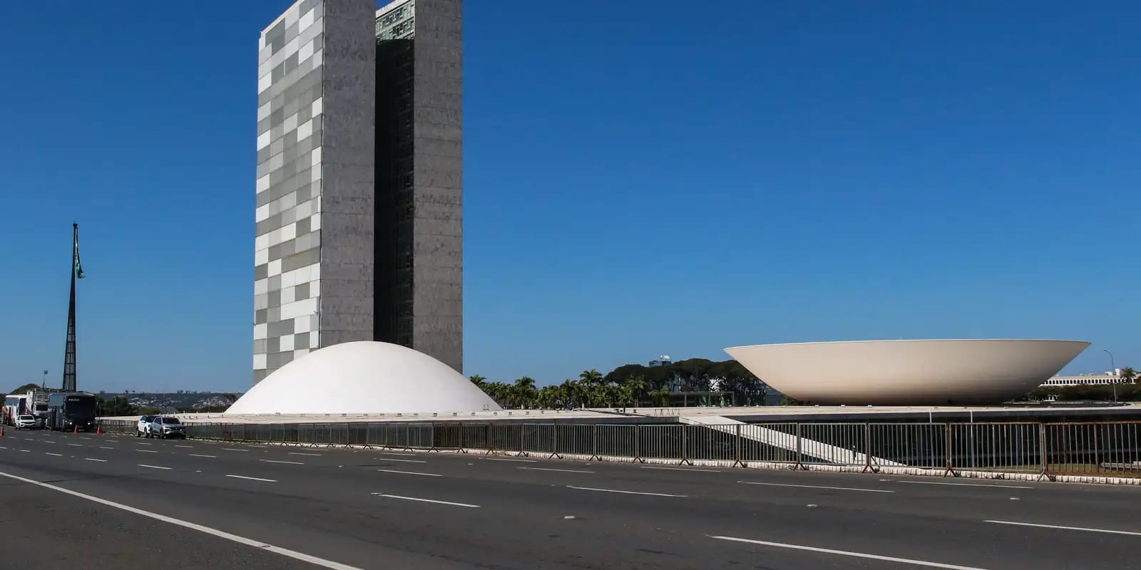 Votação da MP que zera "taxa das blusinhas" é adiada para terça