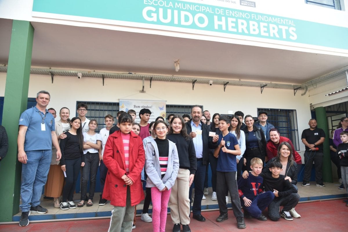 Cerca de 50 alunos da Emef Guido Herberts recebem cartão de transporte escolar