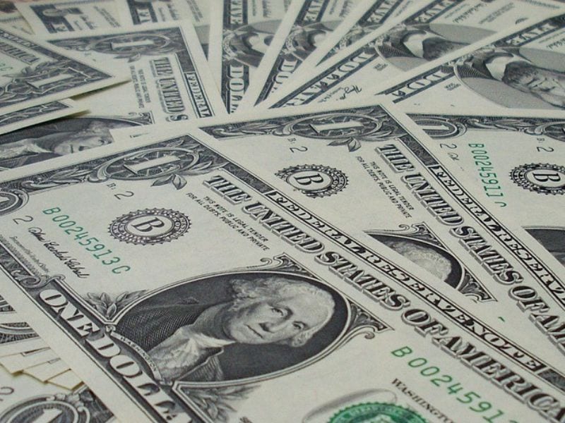Dólar cai quase 1%, e Ibovespa recua após tombo eleitoral
