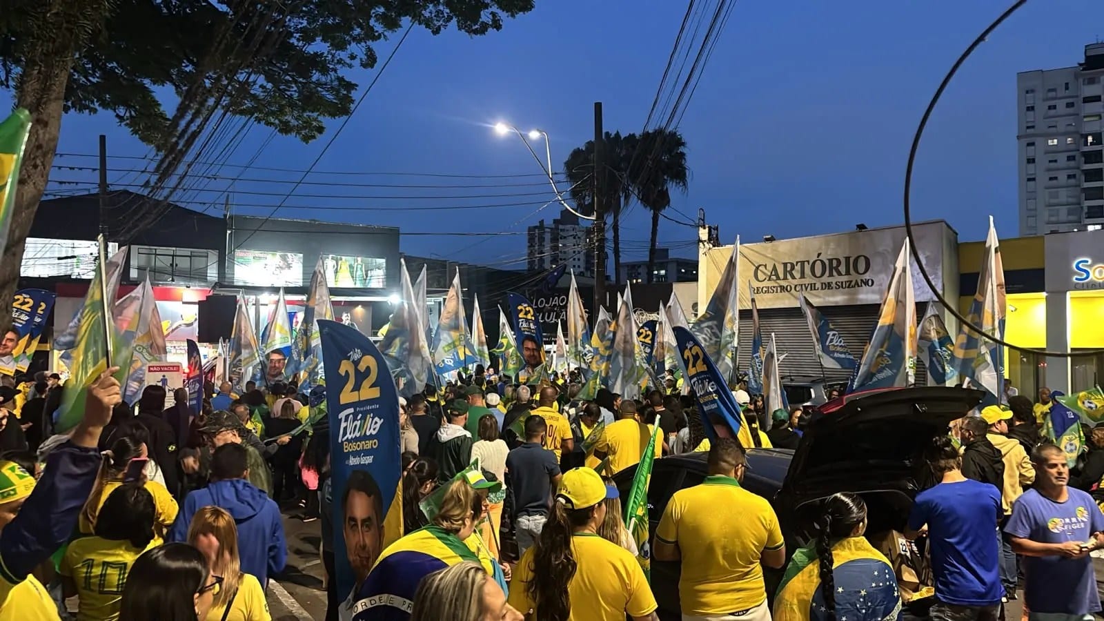 Apoiadores de Flávio Bolsonaro fazem ato em praça de Suzano