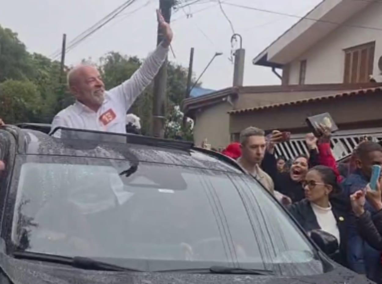 Lula cumprimenta apoiadores após votar em São Bernardo neste domingo