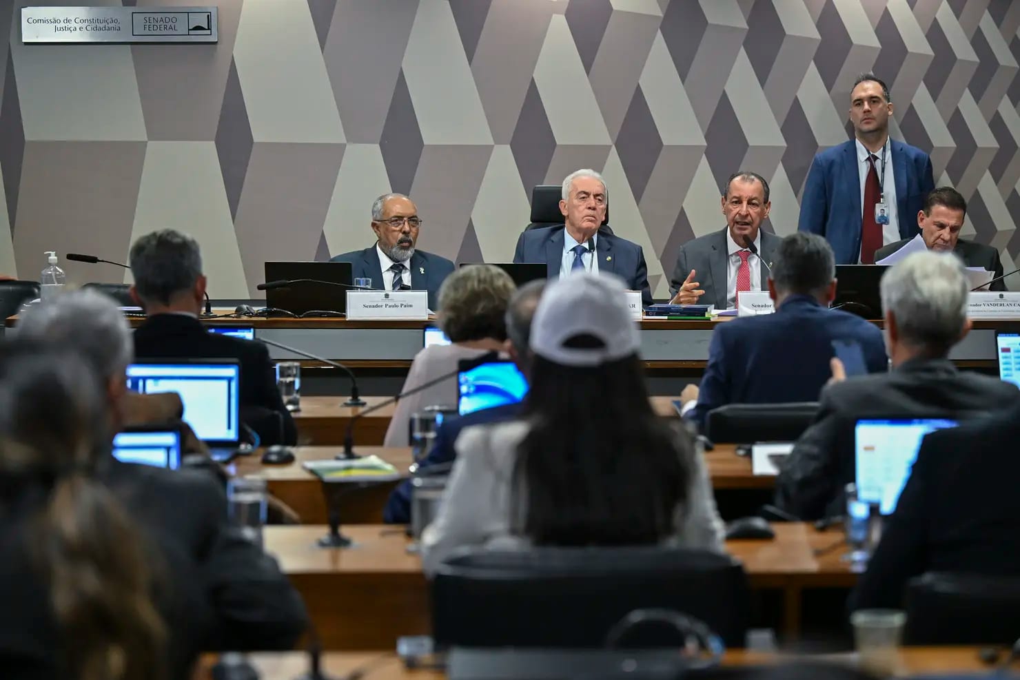CCJ do Senado aprova PEC da Segurança Pública e texto segue para plenário