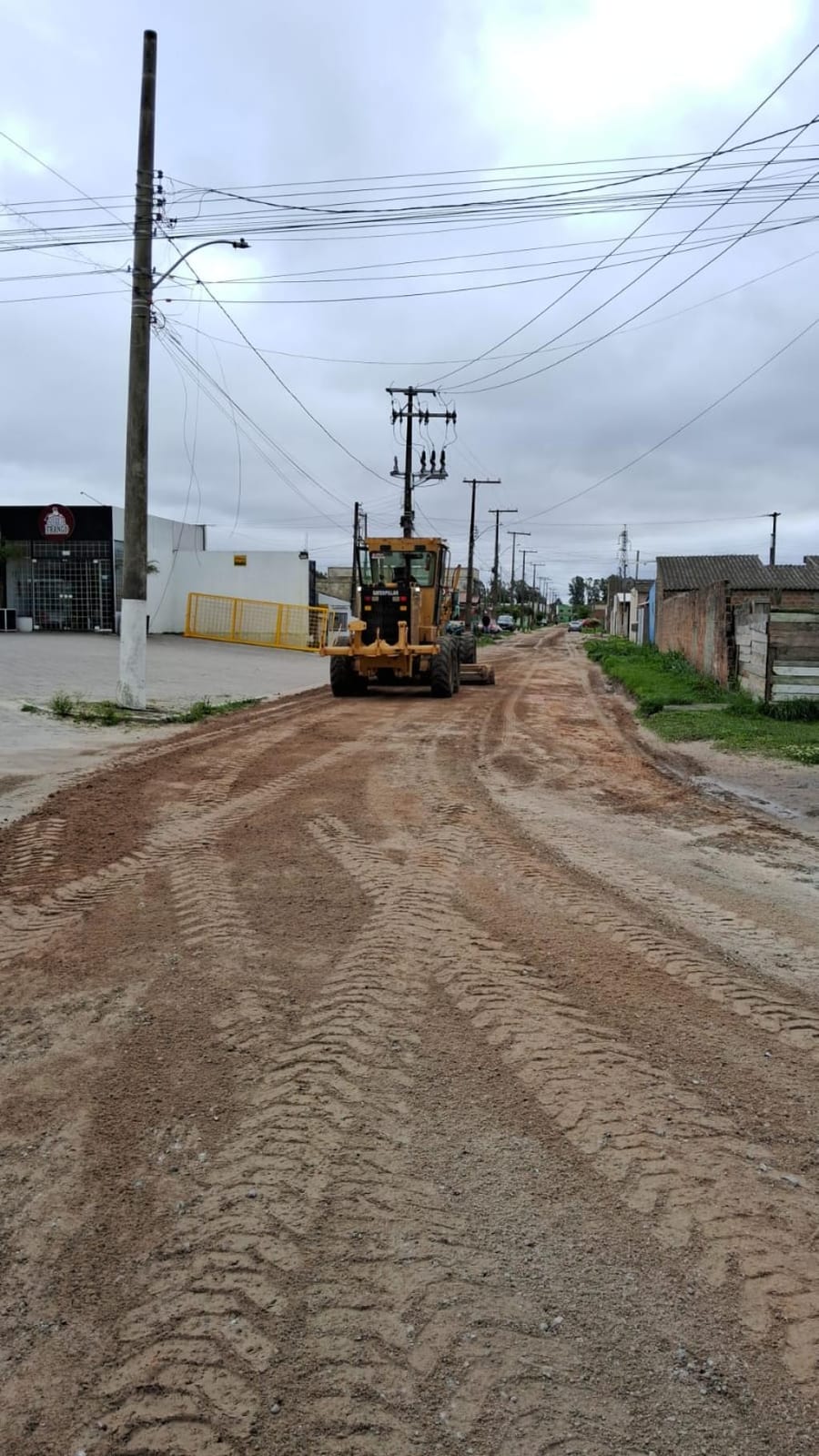 Prefeitura faz terraplanagem com motoniveladora em 12 bairros