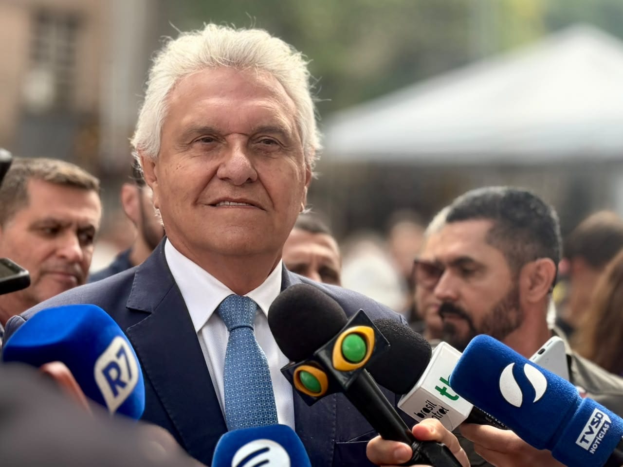 Caiado diz que PT dividiu o Brasil e que propostas de Flávio Bolsonaro são as que ele defende