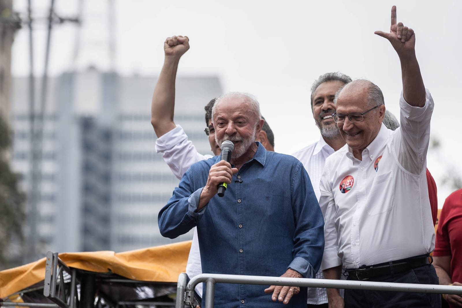 Lula tenta virada inédita após prometer benesses e acirrar discurso contra Flávio Bolsonaro