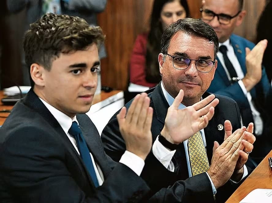 Flávio Bolsonaro sai em defesa de Nikolas Ferreira após áudios com Vorcaro: “Não fez nada de errado”