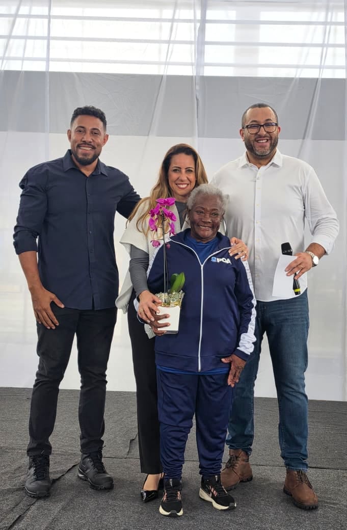 Prefeito Saulo Souza distribui uniformes para atletas de Poá nos Jogos da Melhor Idade