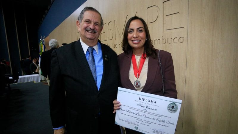 Diana Câmara recebe Medalha Frei Caneca (Grau Prata) do TRE-PE