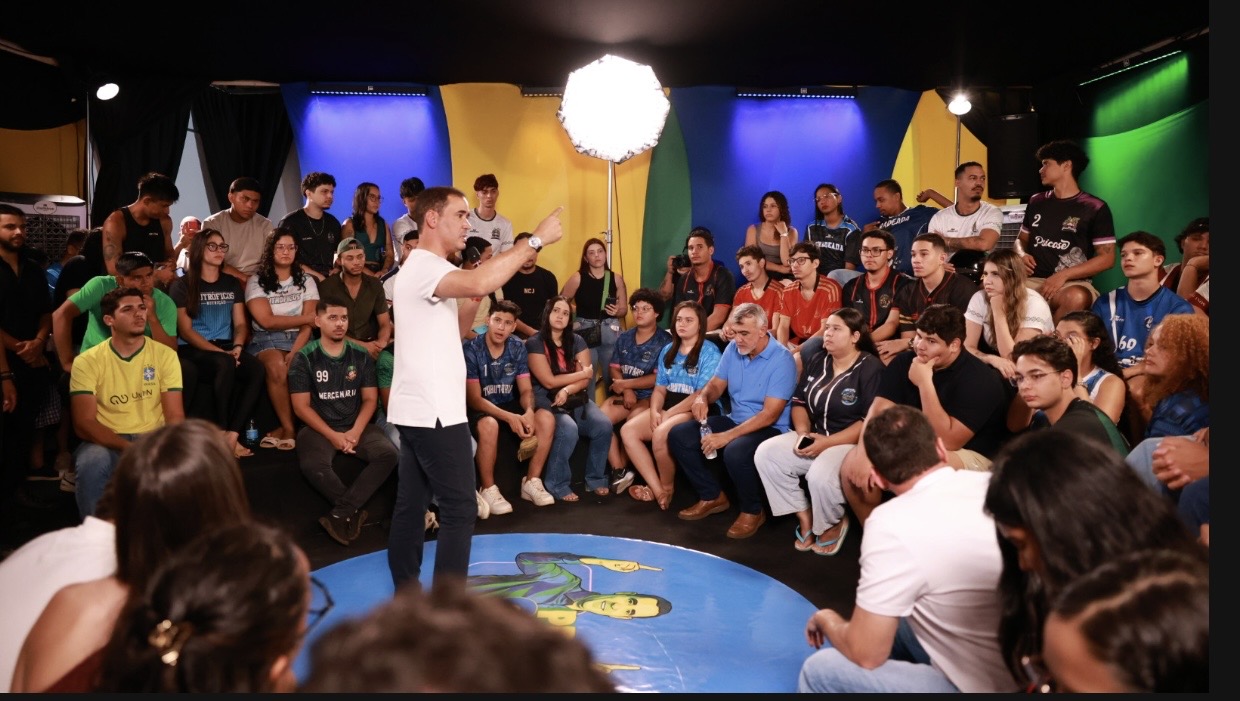 Vicentinho Júnior discute propostas para jovens em programa com estudantes
