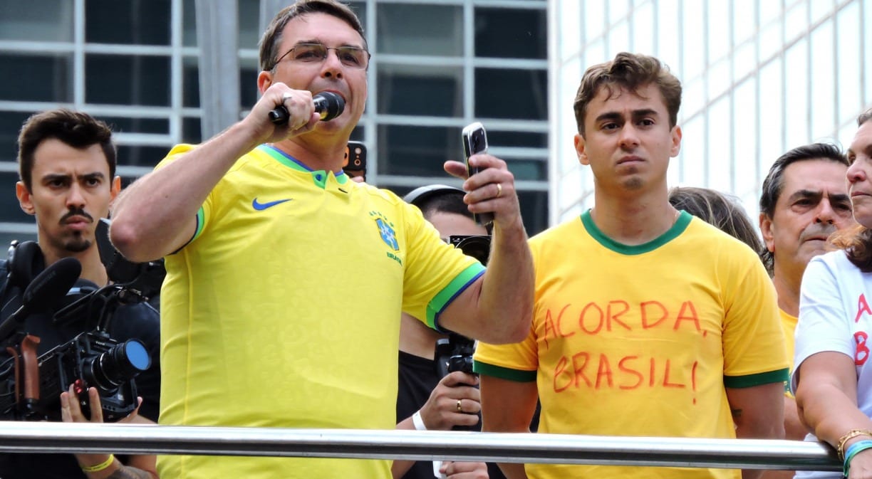 Nikolas Ferreira participa de caminhada pró‑Flávio Bolsonaro no Recife